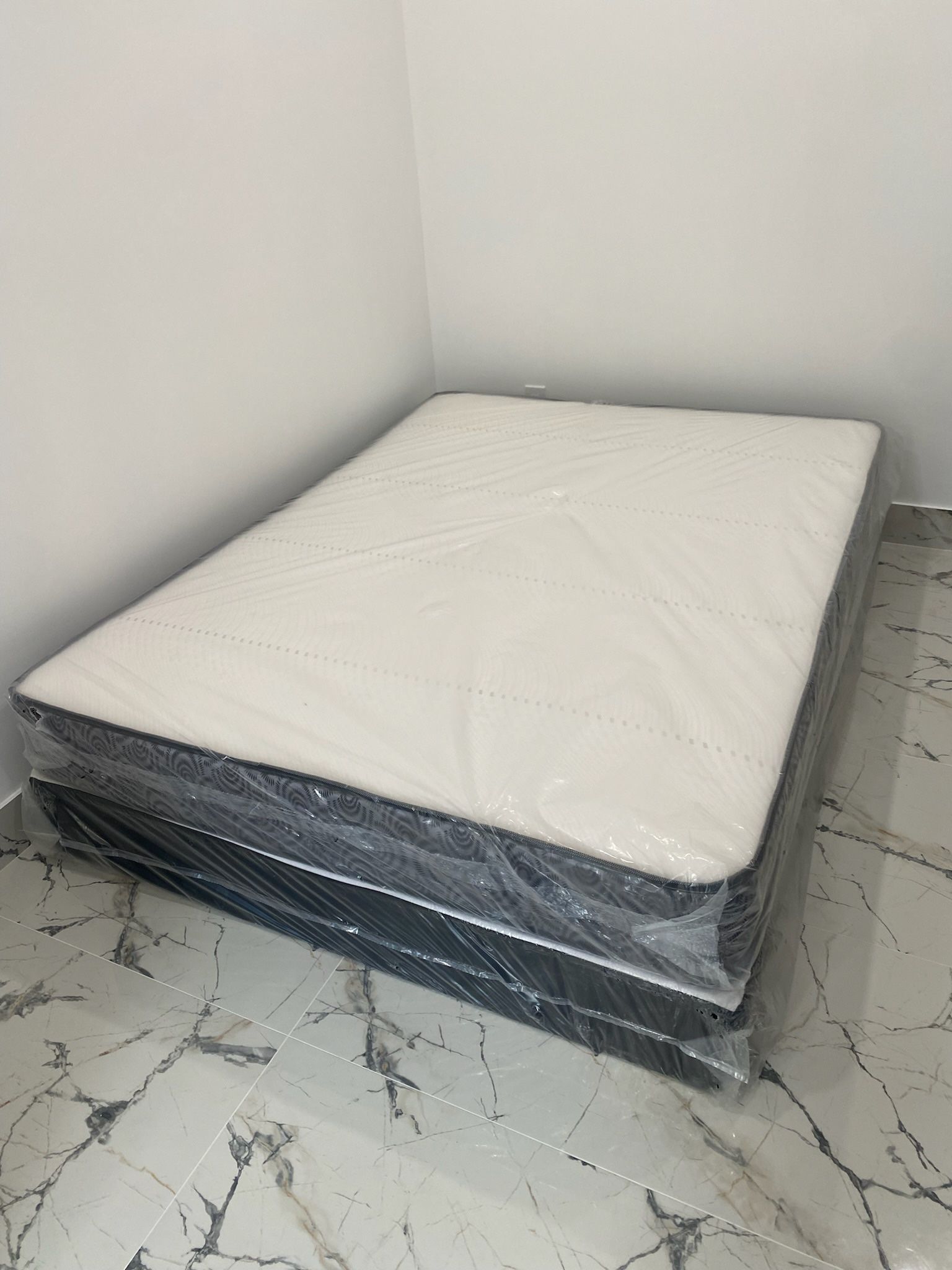 Queen mattress regular set with box spring ( 2pc brand new) 