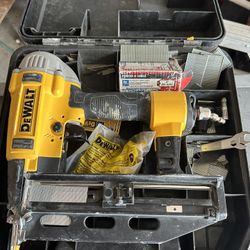 DEWALT 18-Gauge Pneumatic Brad Nailer Kit
