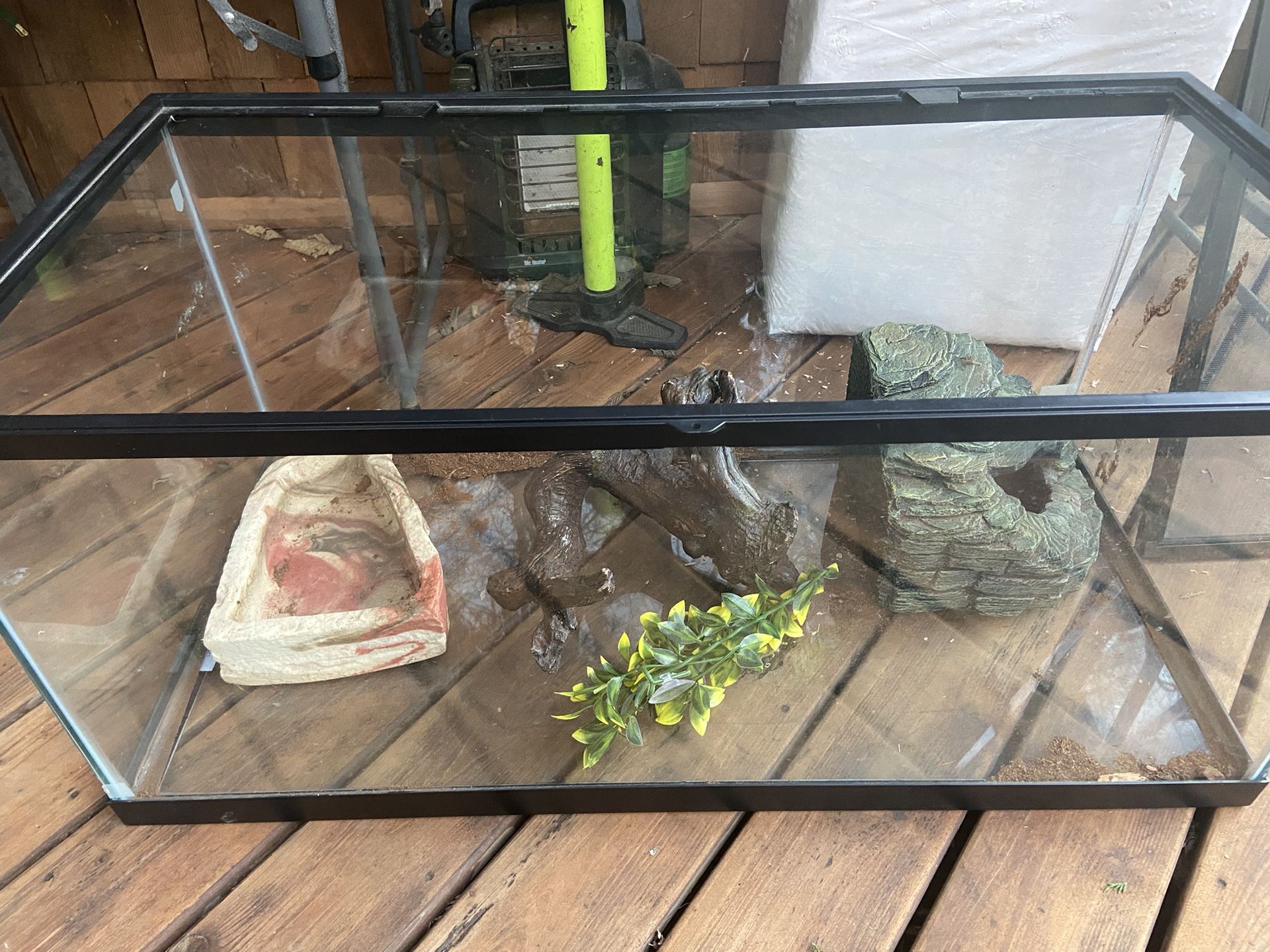 40 Gallon Long Terrarium + Accessories
