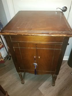 Antique Hand Crank Phonograph