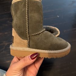 Toddler Girls Or Boys Uggs Size 6