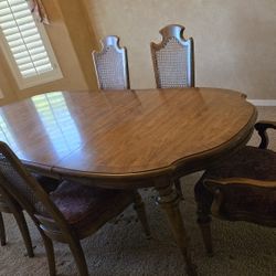 BEAUTIFUL VINTAGE DINNING TABLE AND 6 CHAIRS