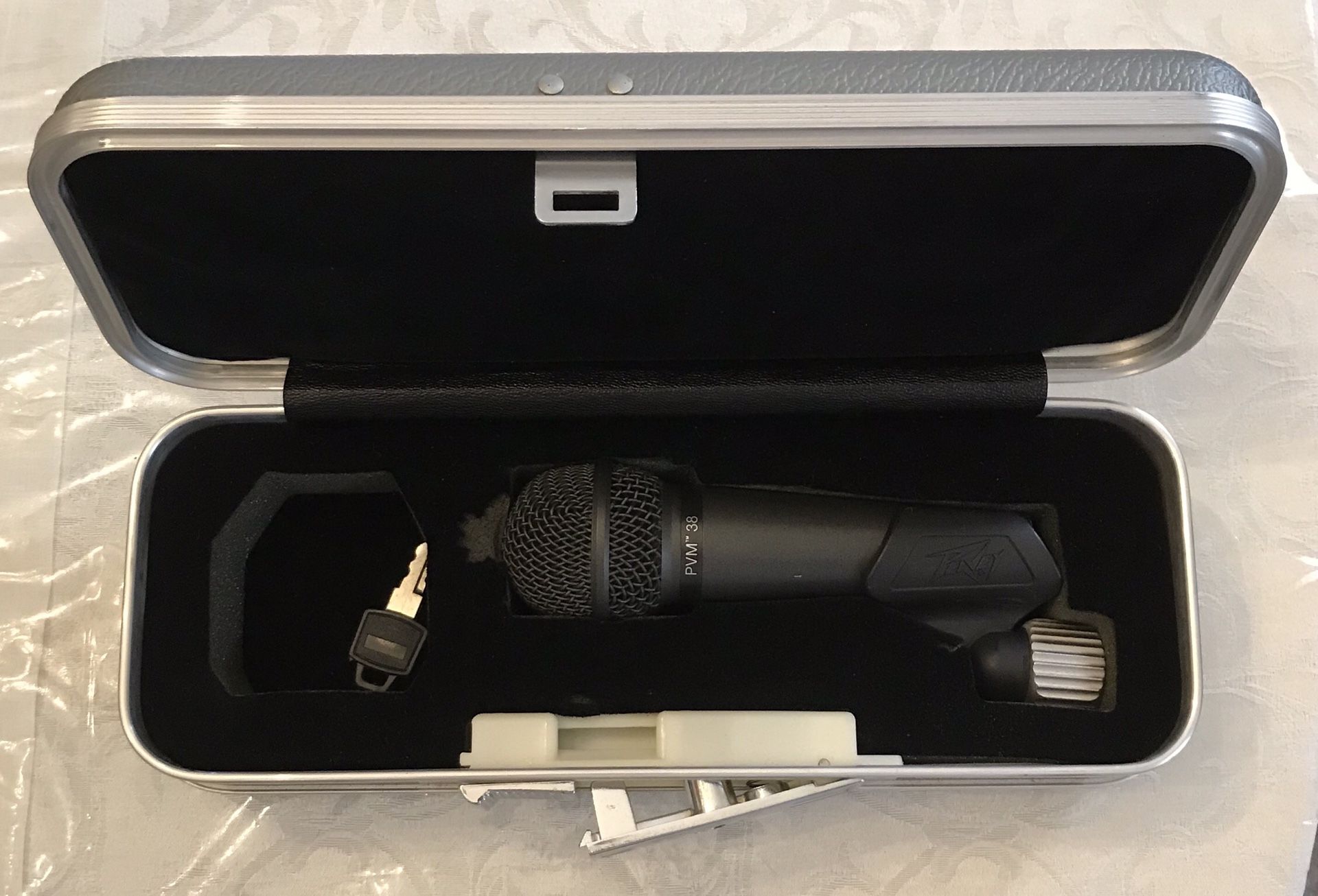 Peavey PVM 38 mic with case. Missing filter.