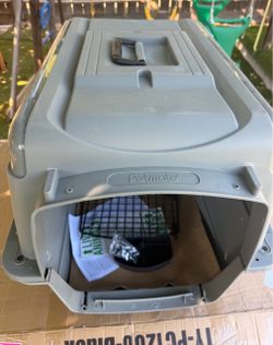 Petmate sky kennel for air travel
