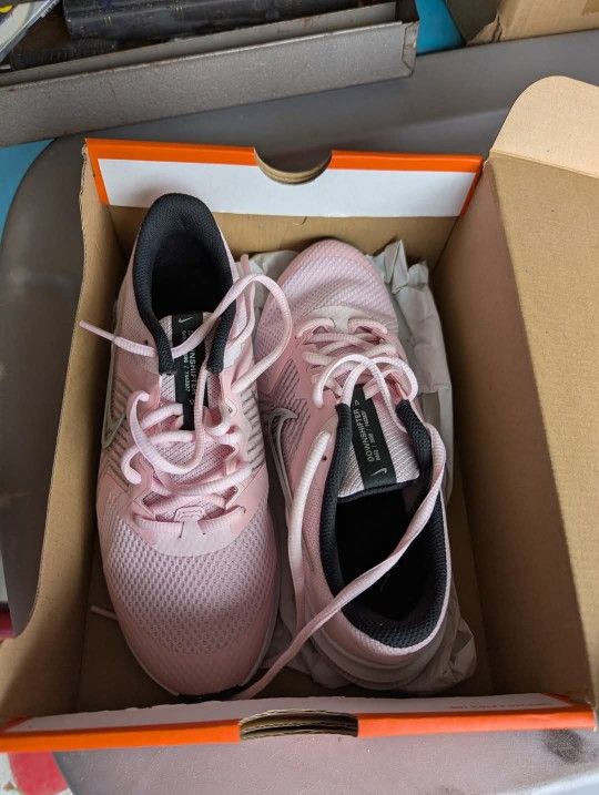 Girls/Women's Shoes