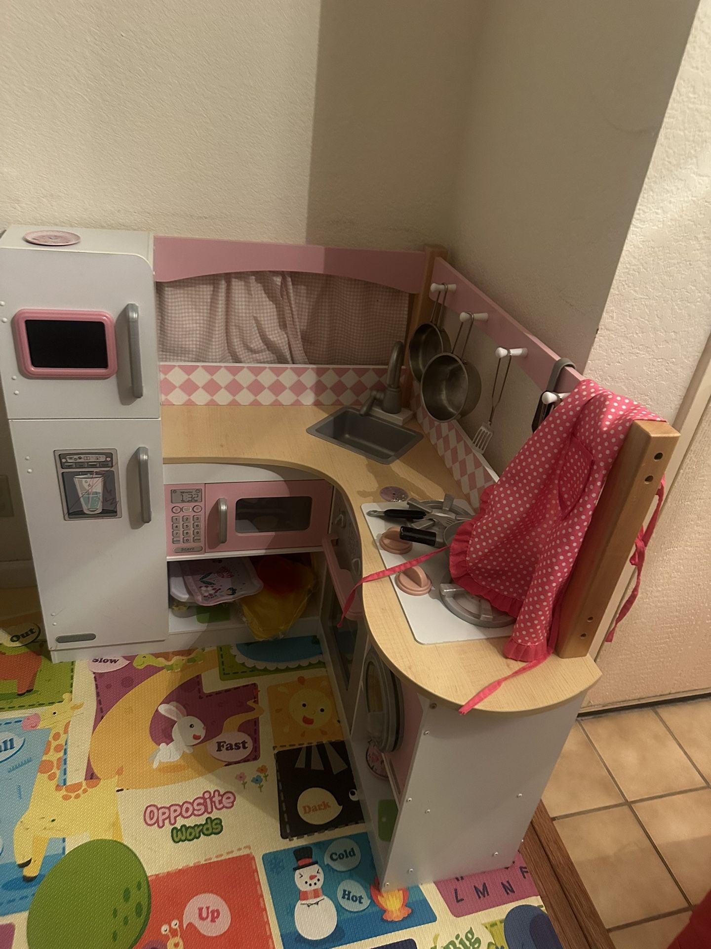 KidKraft Grand Gourmet Corner Wooden Play Kitchen with Washer, Chalkboard, Curtains and 4 Accessories, Gift for Ages 3+