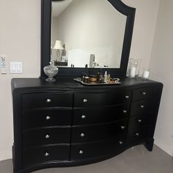 Dresser With Mirror 