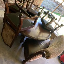 Mesa Grande Cuenta Con Cuatro Sillas Y Una Piesa Más 