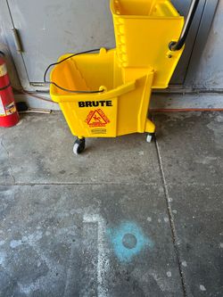 new never used Rubbermaid mop, ringer, 35 quart bucket New never used