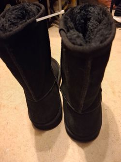 Women's Size 8 suede winter boots with a plush faux-fur or shearling lining