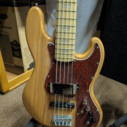 Marcus Miller Style 5 String Bass 