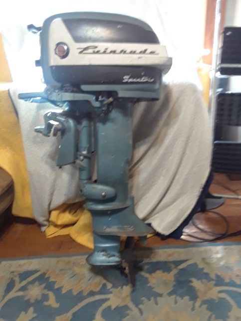 Vintage Evinrude Sportwin Running Outboard Motor With Fuel Tank