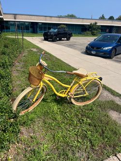 Huffy yellow cruiser bike 26”