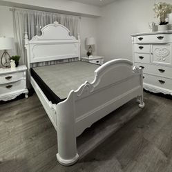 Beautiful Queen Bedroom Set🤗