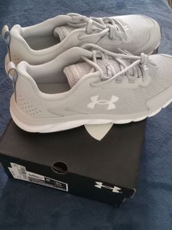 Men's size 10 Under Armour sneakers