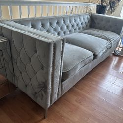 FREE COUCH ! Pick up this weekend 