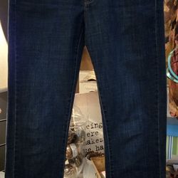 Ladies Size 8 Levi's Classic Straight Leg