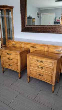 TWO BEAUTIFUL MID CENTURY NIGHTSTANDS ( NO DRESSER)