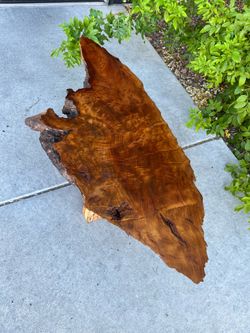 Small live edge wood coffee table ( can deliver for $10 )