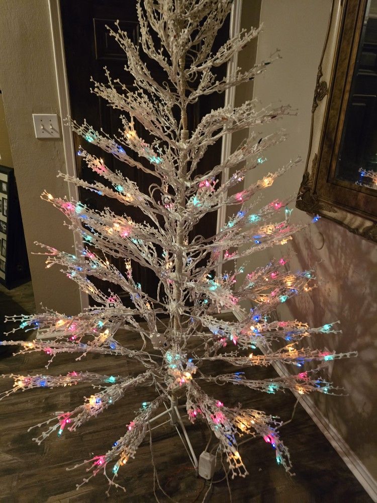 6.5 Ft Prelit Christmas Tree READ INFO