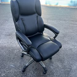 Black Executive Adjustable Rolling Spinning Computer Desk Gamer Office Arm Chair! Good condition, all wear is on back see pics  Seat height 17-21in 