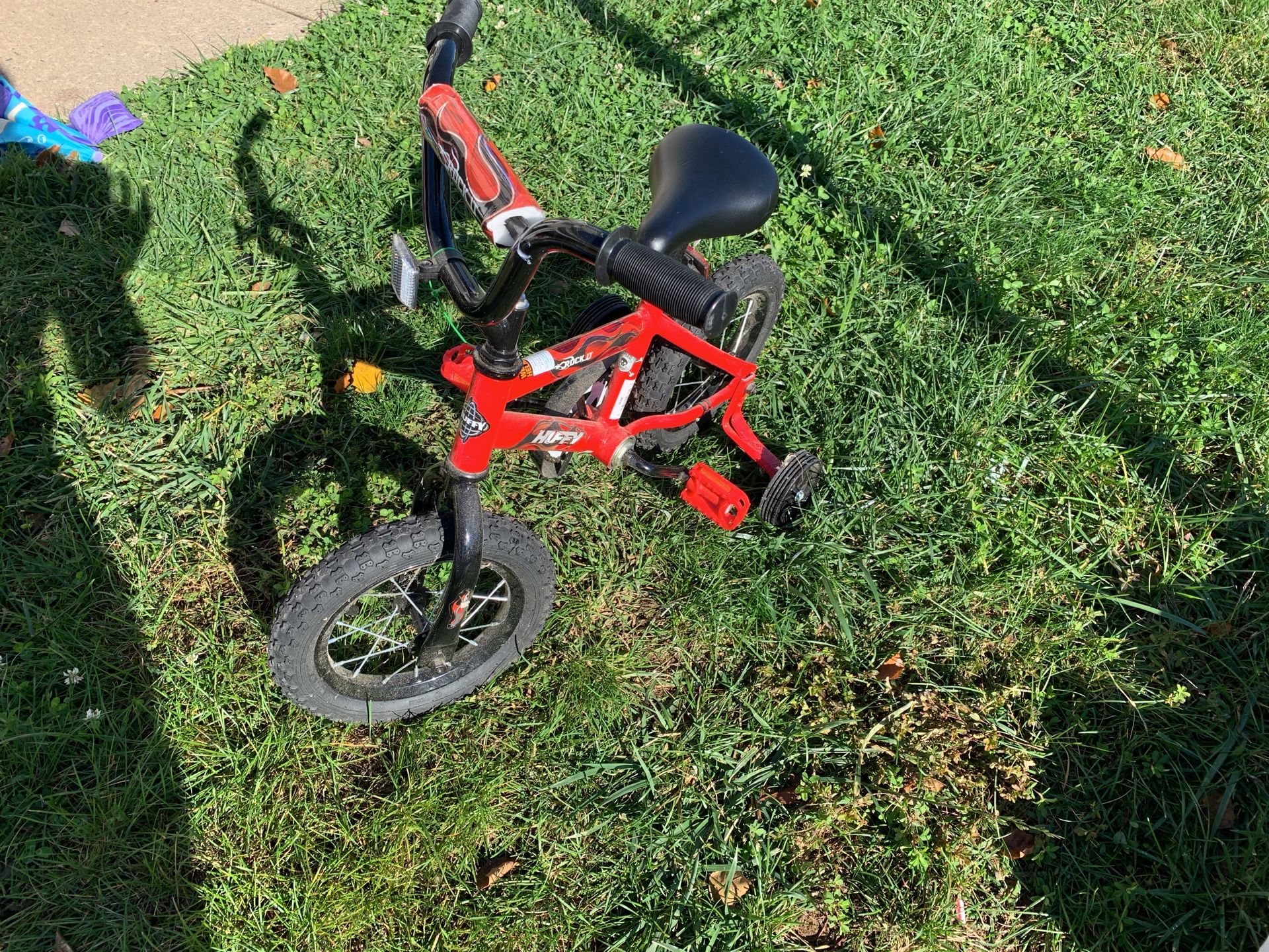 Kids huffy bike with training wheels, never used