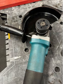 Makita 4.5” angle grinder