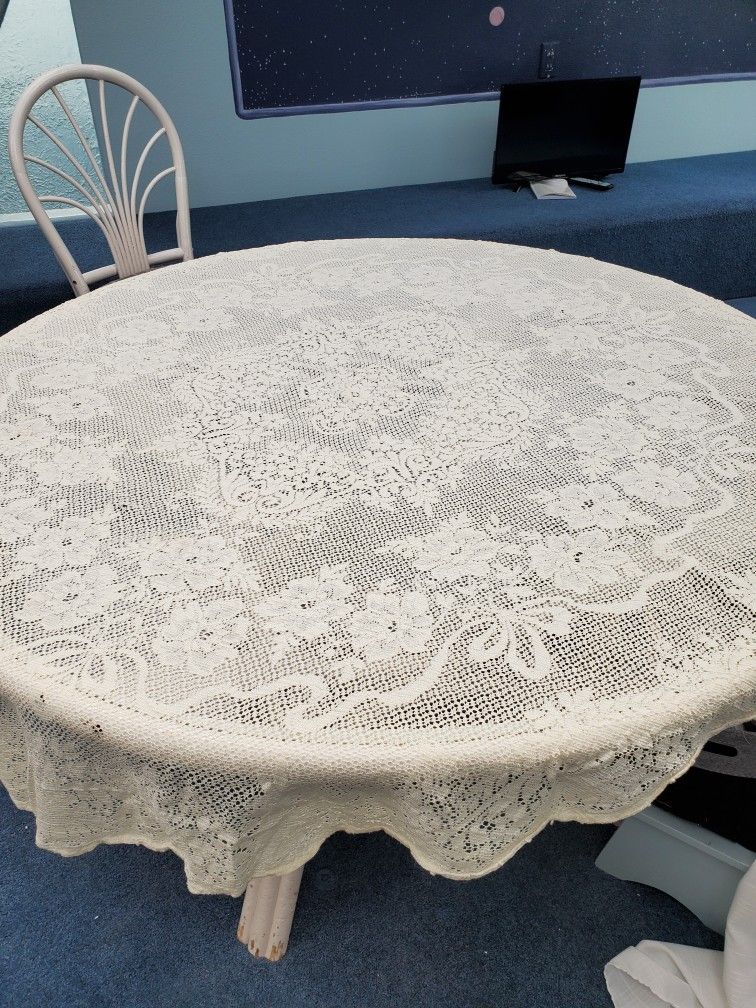 Beautiful Vintage Oval Lace Table Cloth