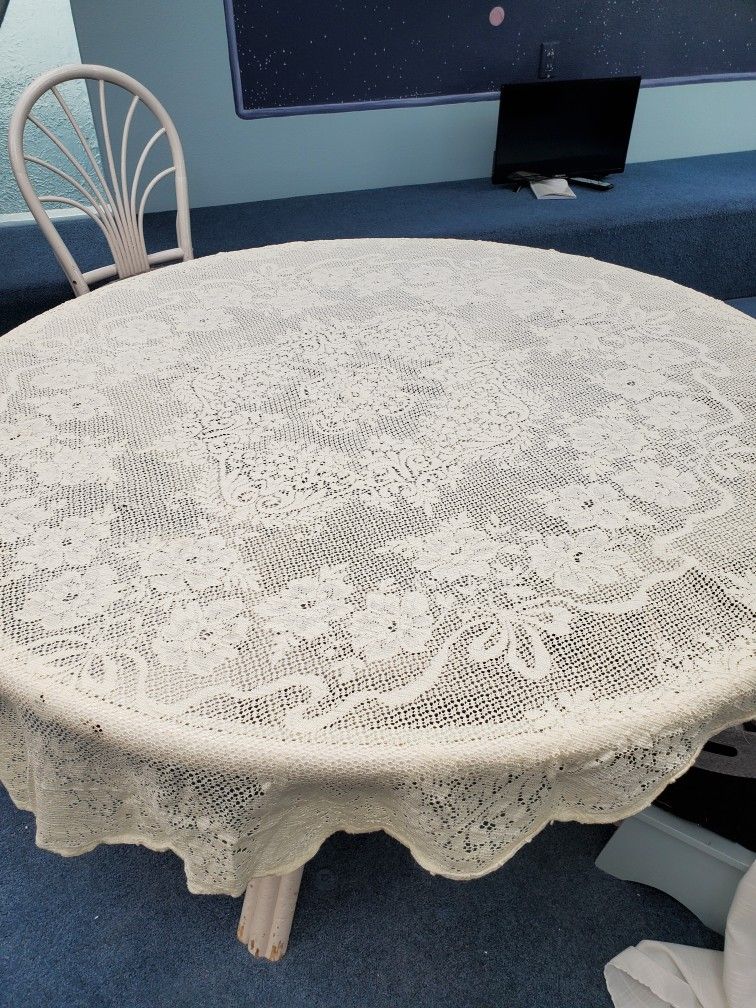 Beautiful Vintage Oval  Lace Table Cloth