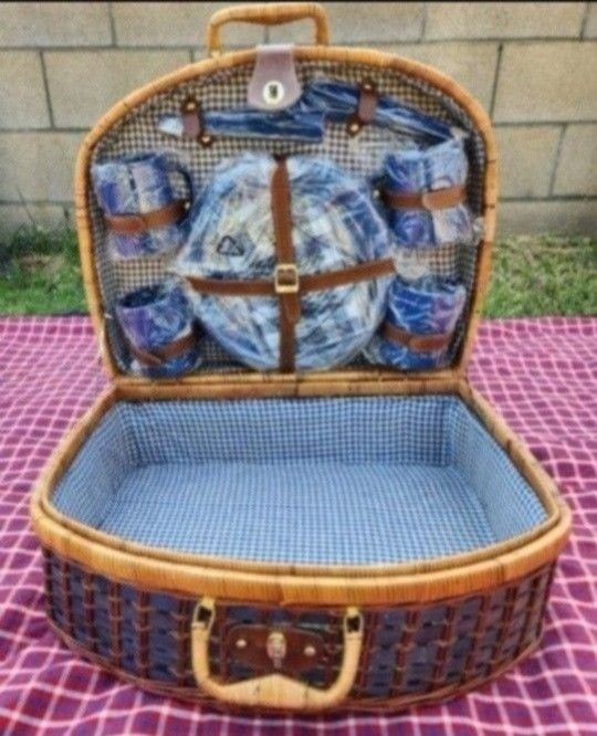 Vintage PICNIC Basket With Accessories
