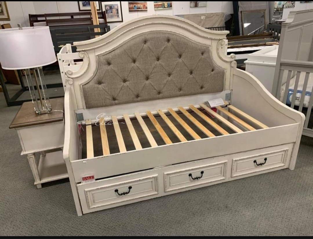 Realyn Chipped White Twin Daybed With 1 Large Storage Drawer
Ashley Furniture$10 Down Payment And Financing Available