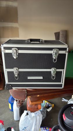 Rolling beauty suitcase