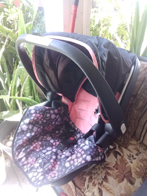 BABY CARRIER AND GREAT CONDITION $15