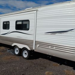 2010 nomad skyline, 33 feet. One slide works perfect everything. Clear clean title