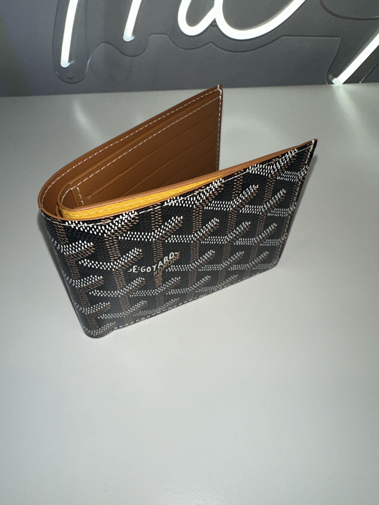 AUTHENTIC Goyard Victoire 8 Card Wallet Gris for Sale in Scarsdale, NY -  OfferUp