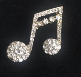 Music note brooch