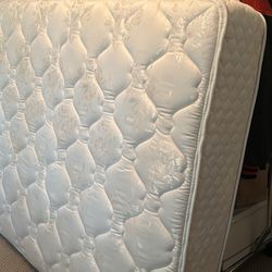 Full Size, Sealy Posturpedic Mattress. Like New. 