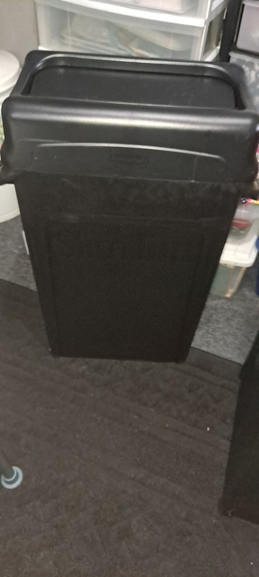 Rubbermaid Indoor Commercial Trash Can With Lid New