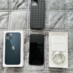 Unlocked Iphone 13 - 128 GB Black In Mint Condition + 5 Phone Cases
