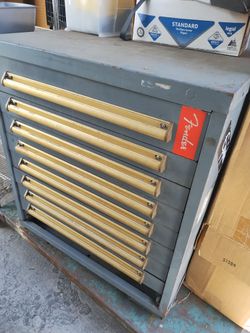 Tool box, heavy duty. Missing bottom drawer. 34"H 30"W28"D. Very heavy.