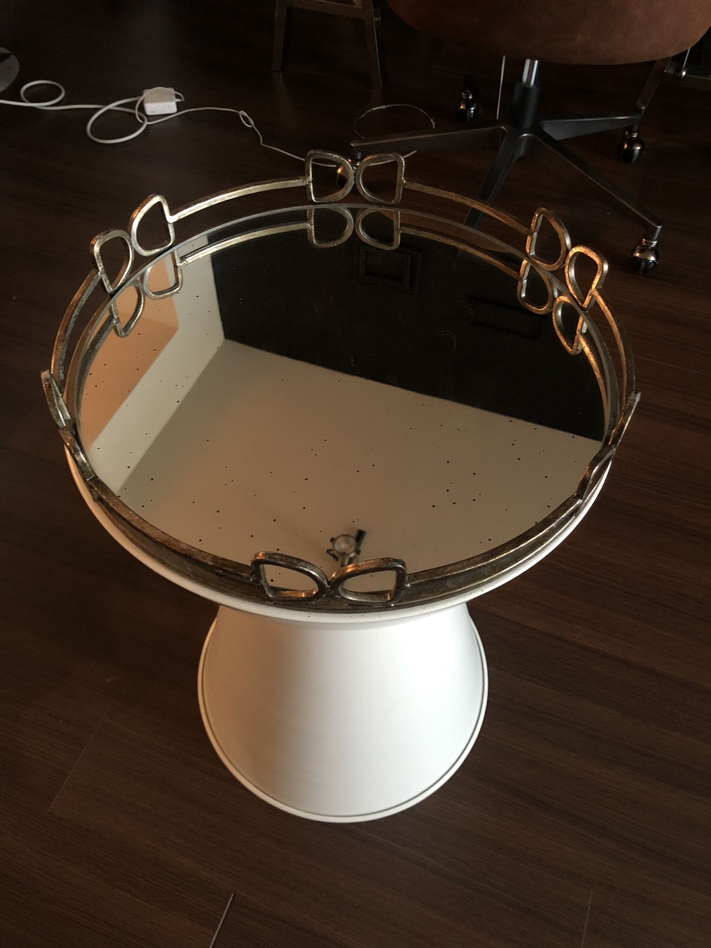 Round Decorative Tray with Mirrored Finish