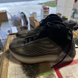 Adidas Yeezy Quantum Barium Sneakers