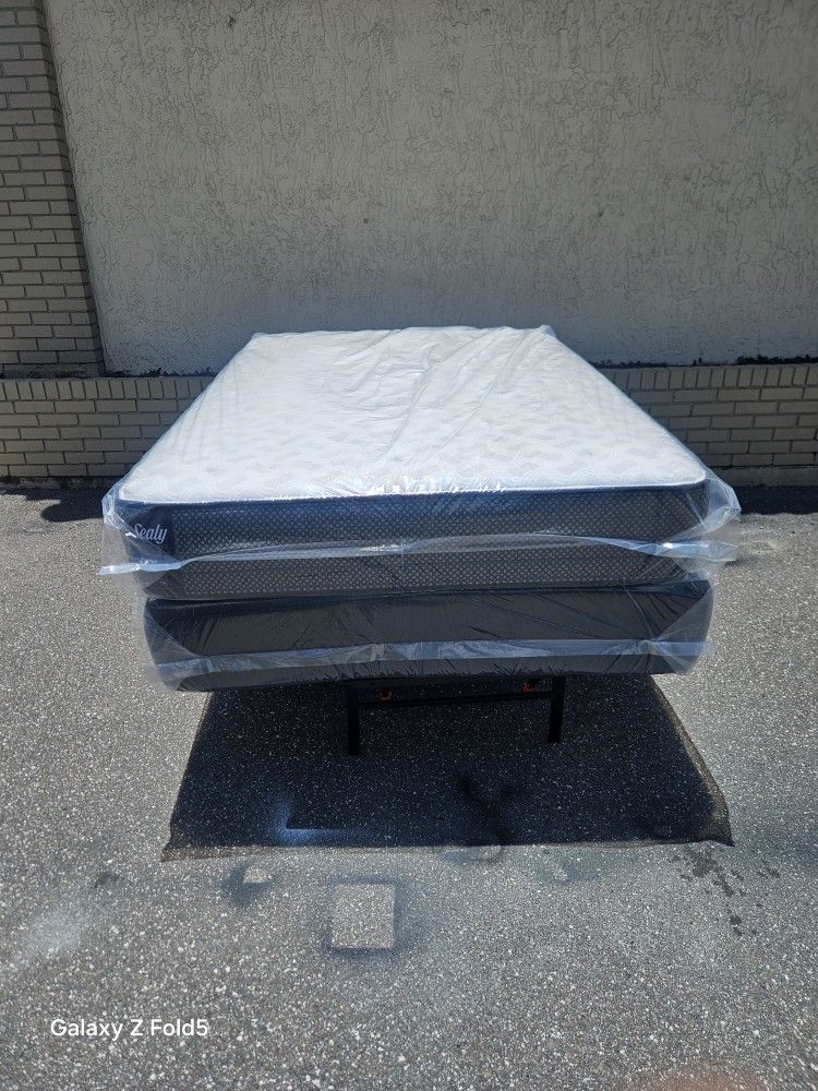 Brand New Queen Size Plush Mattress And Box Spring In Plastic 