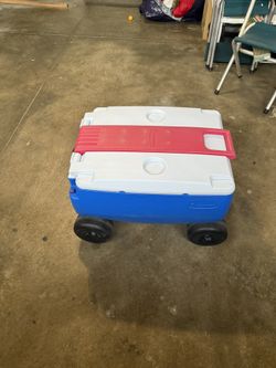 Rubbermaid Rolling Cooler 