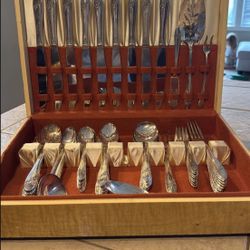 Vintage Oneida Queen Bess II Tudor Plate Silver Plate Flatware Set