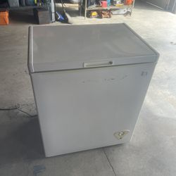 Kenmore Chest Freezer 28” Wide By 20” Deep By 34” Tall. Works Fine No Issues 