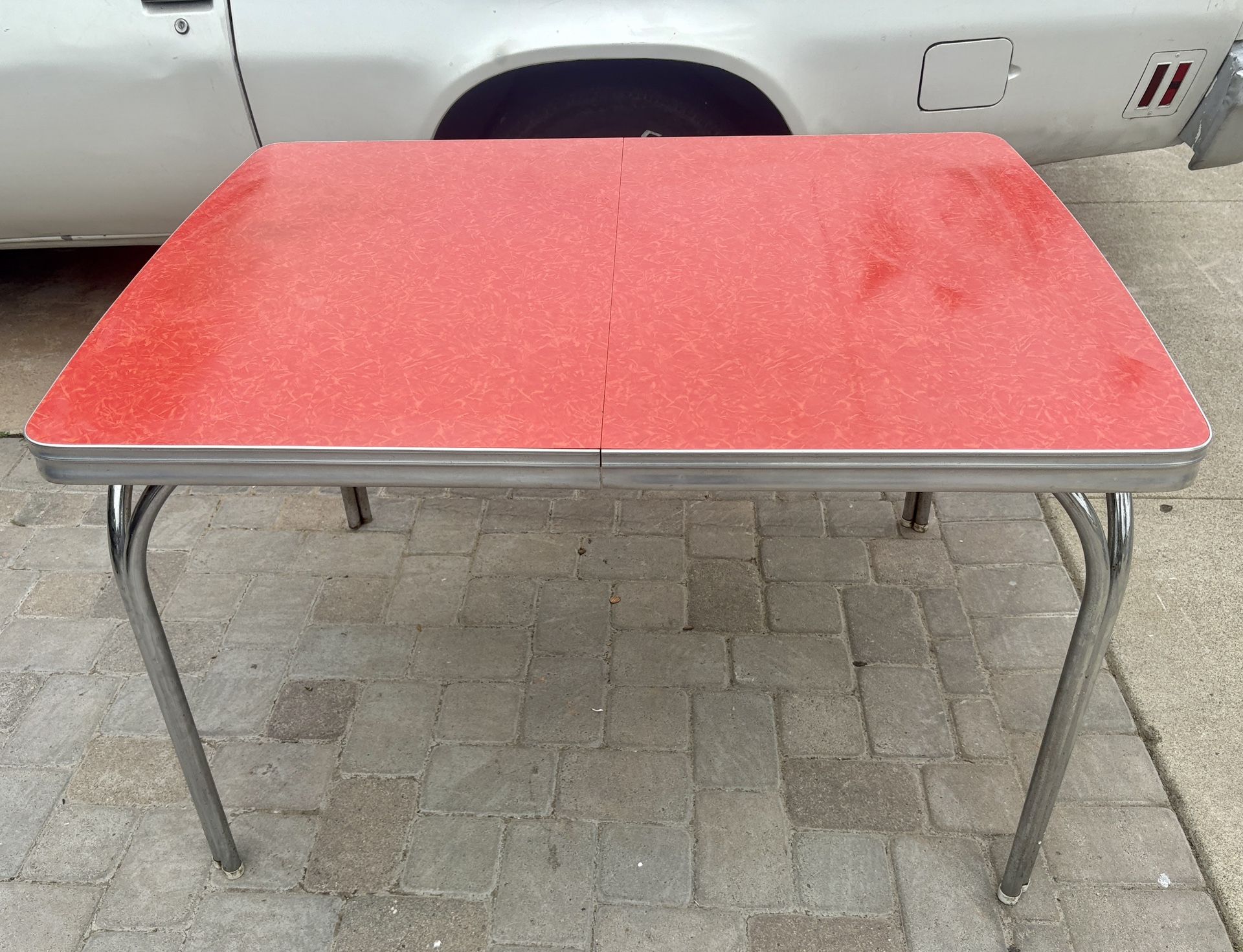 Mid-century modern kitchen, laminate chrome table