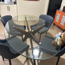 Elegant Dining Room Set – Glass-Top Table with four Chairs