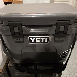 YETI Roadie 15 Hard Cooler Charcoal