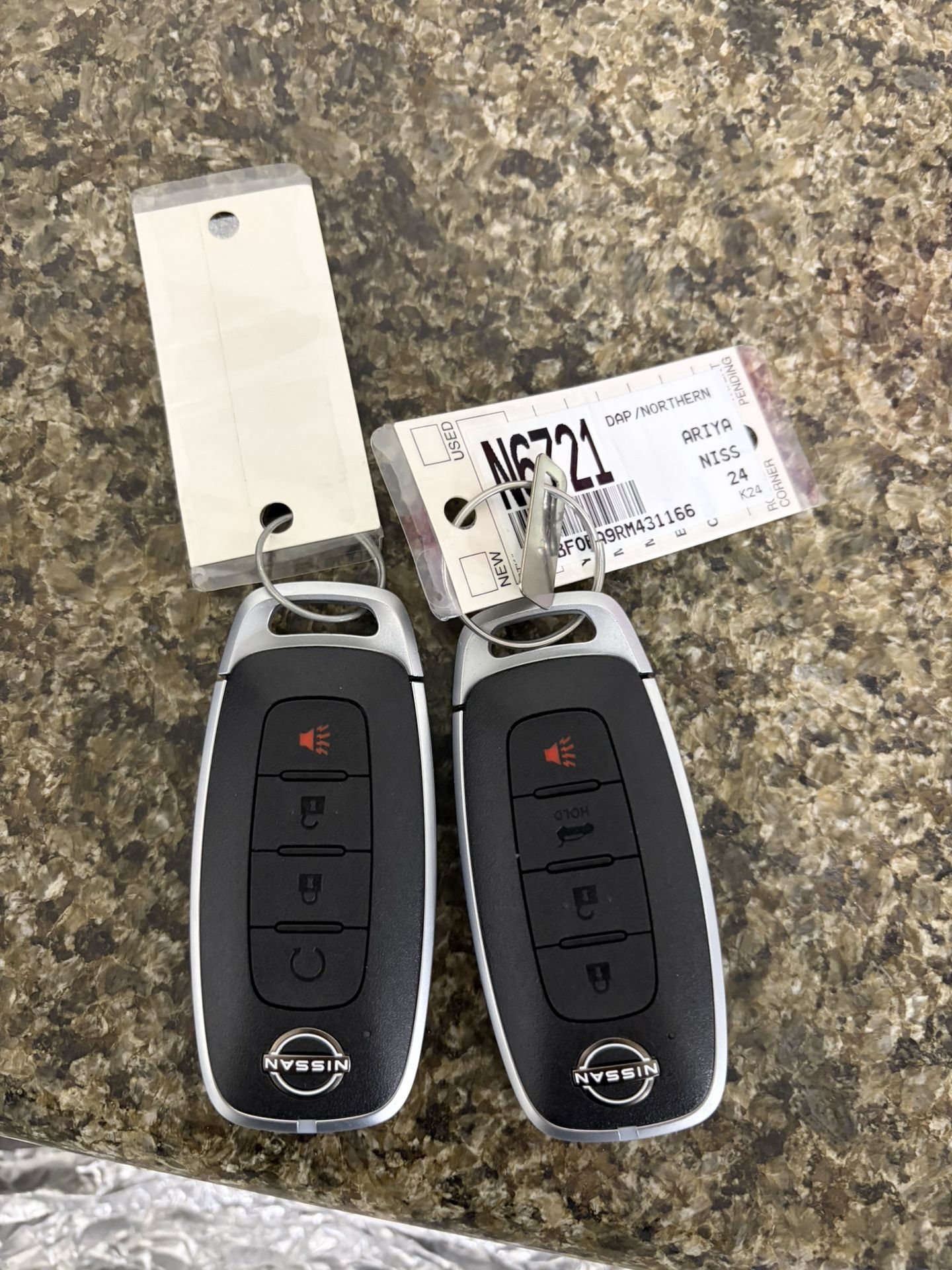 Selling 2 brand-new keys 🔑 2025 Nissan Rogue 🔑 2025 Nissan Ariya